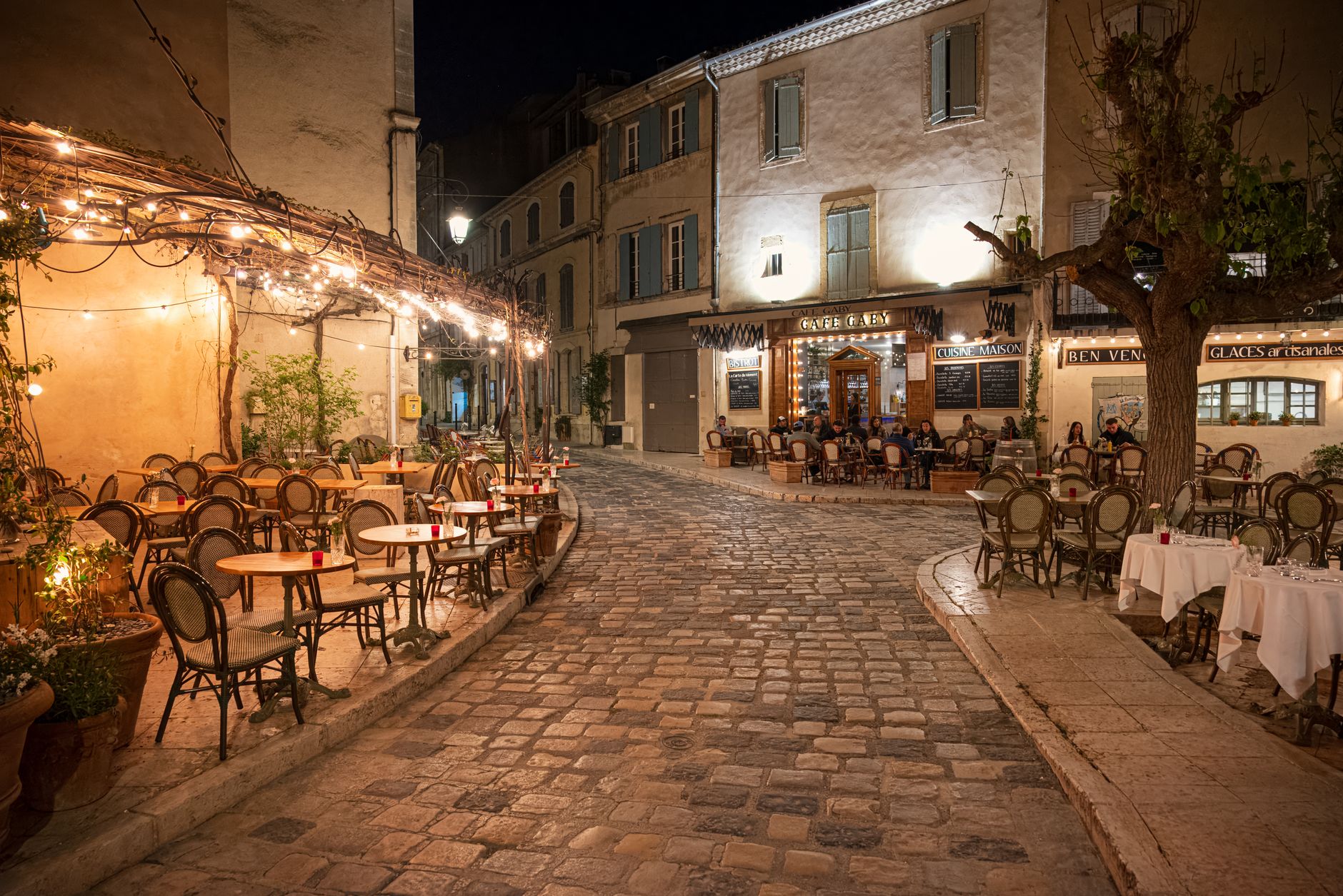 Dégustation de vin en terrasse dans un village pittoresque en Provence